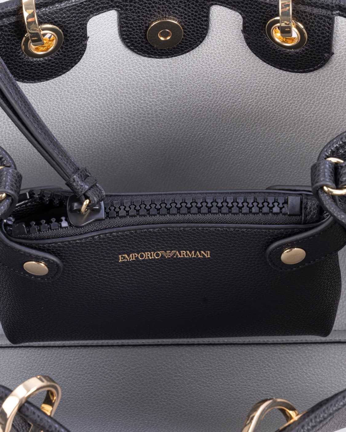 shop EMPORIO ARMANI  Borsa: Emporio Armani borsa shopper "MyEA".
Brand logo.
Tinta unita.
Tracolla regolabile.
Doppio manico.
Interno sfoderato.
Busta interna removibile.
Dimensioni: 26 x 20 x 10 cm.
Composizione: 100% poliuretano.
Made in China.. EW000361 AF12103-MC032 number 8175214